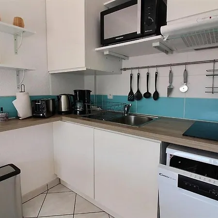 Annonce Professionnelle. T2 Avec Balcon, 4 Personnes Au Coeur De La Et A Deux Pas Du Sable Chaud *