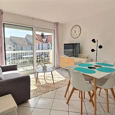 Annonce Professionnelle. T2 Avec Balcon, 4 Personnes Au Coeur De La Et A Deux Pas Du Sable Chaud *