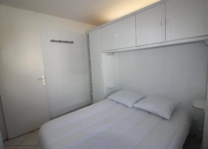 Annonce Professionnelle. T2 Avec Balcon, 4 Personnes Au Coeur De La Et A Deux Pas Du Sable Chaud