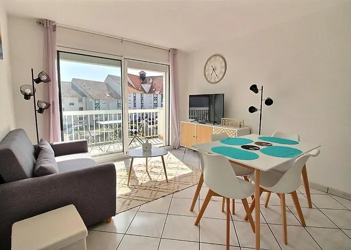 Annonce Professionnelle. T2 Avec Balcon, 4 Personnes Au Coeur De La Et A Deux Pas Du Sable Chaud *